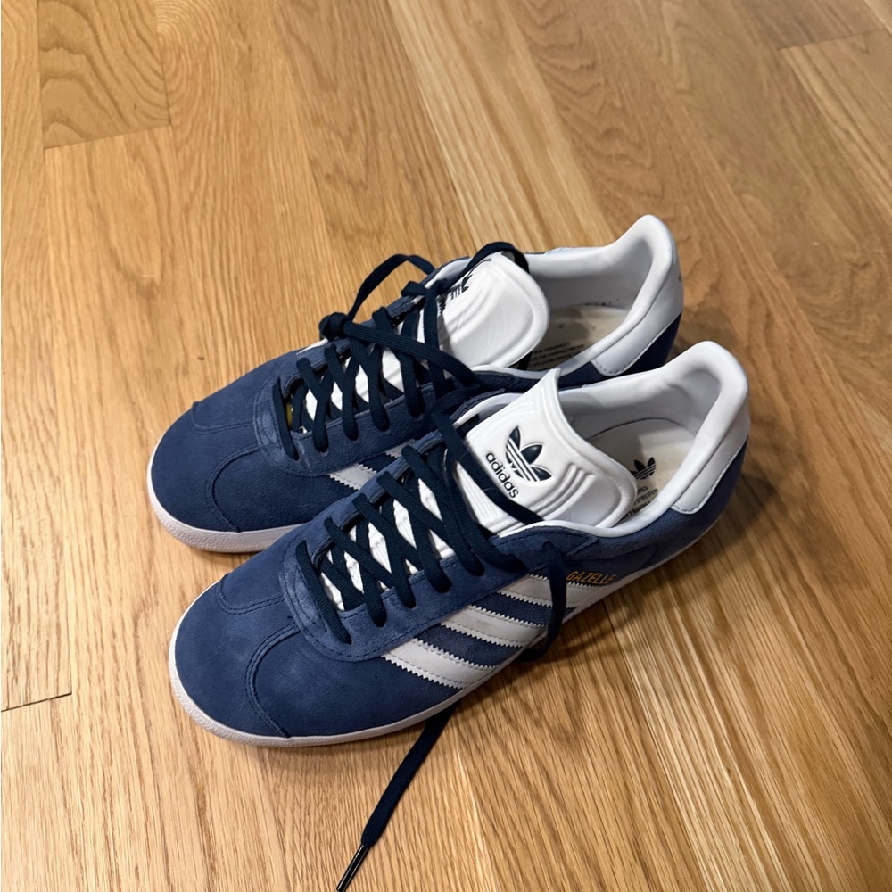 Adidas Gazelle Navy and White Athletic Shoes Men’s 7.5/Women’s 8.5.  Run big